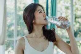 beber agua Como cuidar da pele no verão